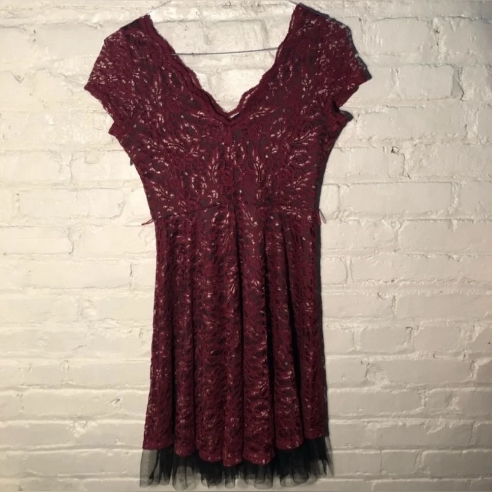ModCloth - Red And Gold lace dress - Size Medium - Picture 4 of 8